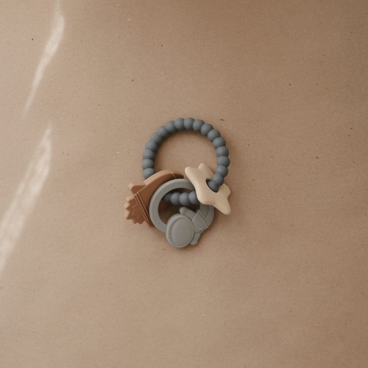 Mushie | Bijtring space blauw