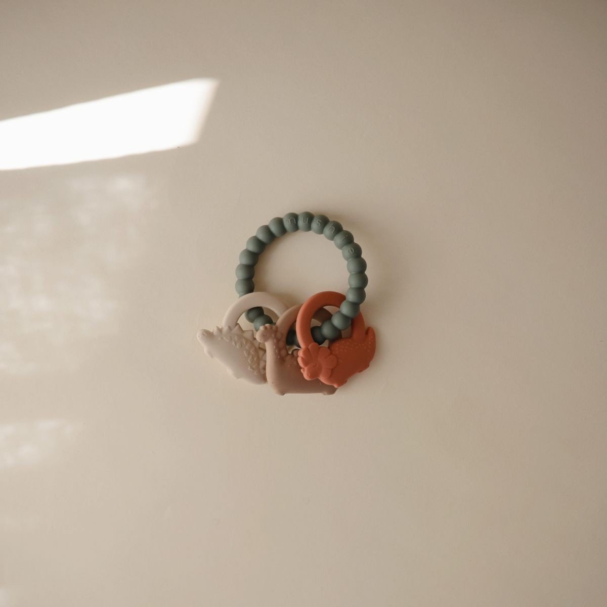 Mushie | Bijtring dino groen