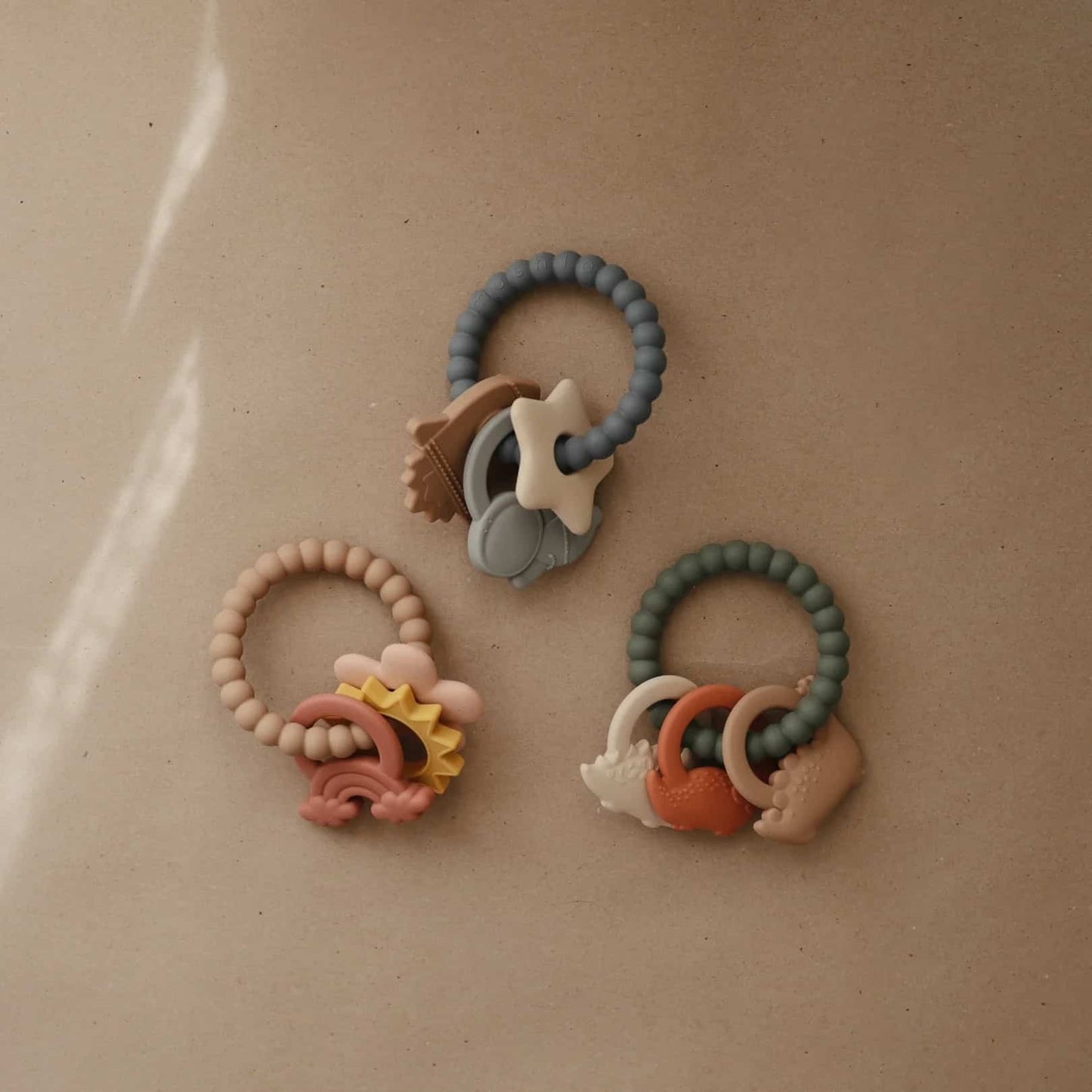 Mushie | Bijtring regenboog nude