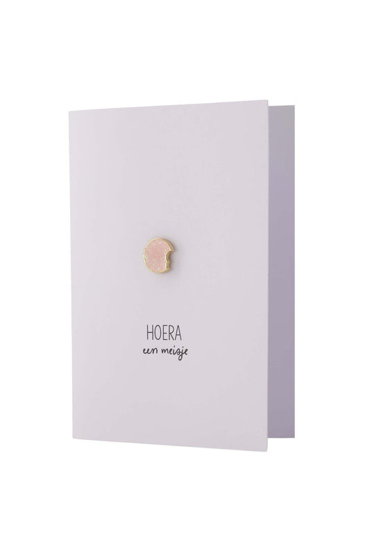 Zusss | Wenskaart hoera een meisje broche wit/roze