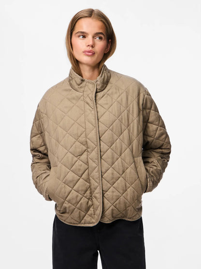 Pieces | Kort quilted jasje Jiona greige