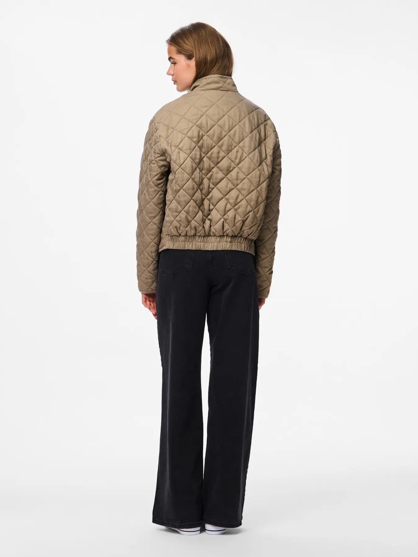 Pieces | Kort quilted jasje Jiona greige