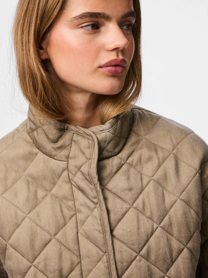 Pieces | Kort quilted jasje Jiona greige