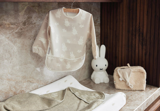 Jollein | Slab waterproof met mouw miffy & snuffy nougat