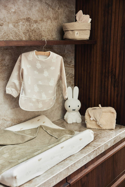 Jollein | Slab waterproof met mouw miffy & snuffy nougat